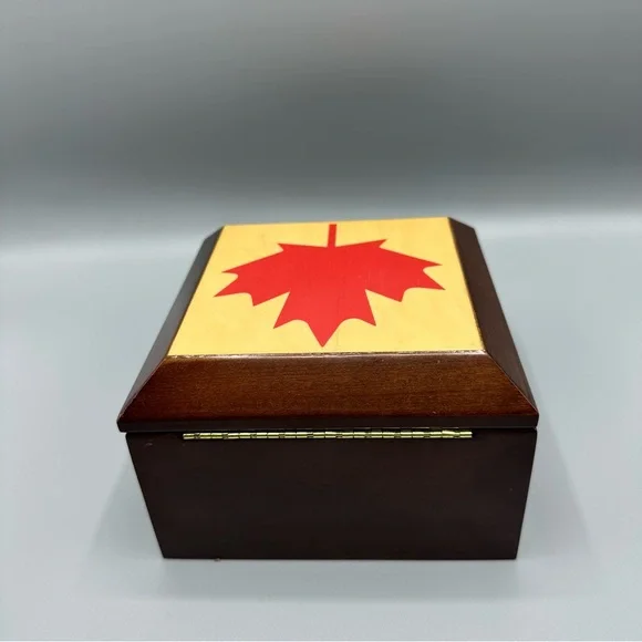 Vintage The Bombay Company Wooden Music Box 1996 Canada flag Brown
